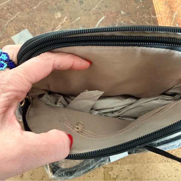 NWT Michelle Obama Black and White Magazine Print Bag

LOT C - Picture 6 of 7